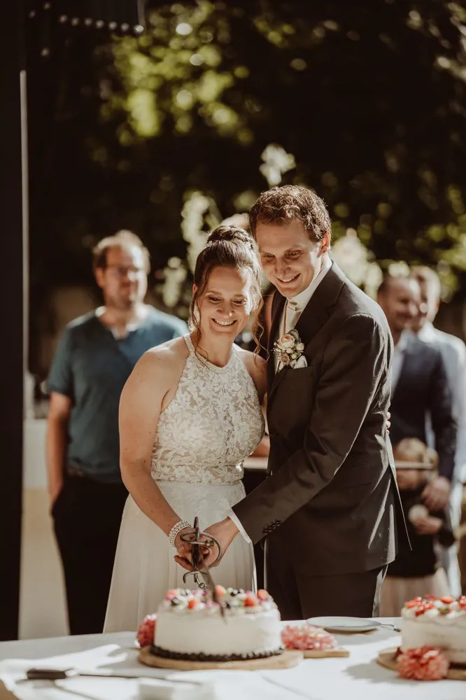 real-bride-review-claudia-vd-broek-bruidshuis-diana – bruid Claudia vd Broek en haar bruidegom snijden samen hun bruidstaart aan tijdens de receptie bij Kasteel Wijenburg