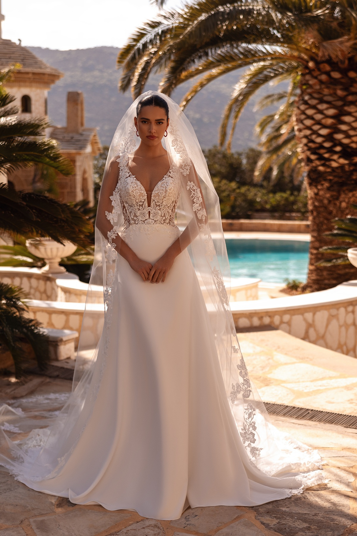 A-lijn trouwjurk 8258 Cosmobella met kanten V-hals lijfje. Vooraanzicht van de romantische bruidsjurk met gladde rok.