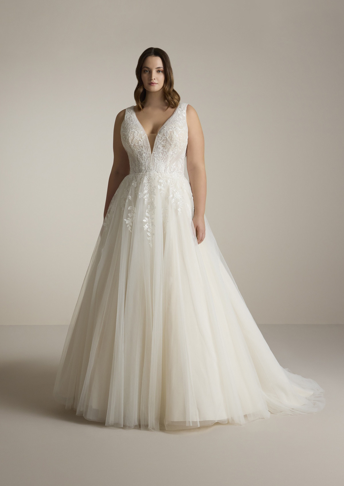 A-lijn trouwjurk Sugon van Ladybird met diepe V-hals en tule rok. Vooraanzicht van deze romantische bruidsjurk met kant.