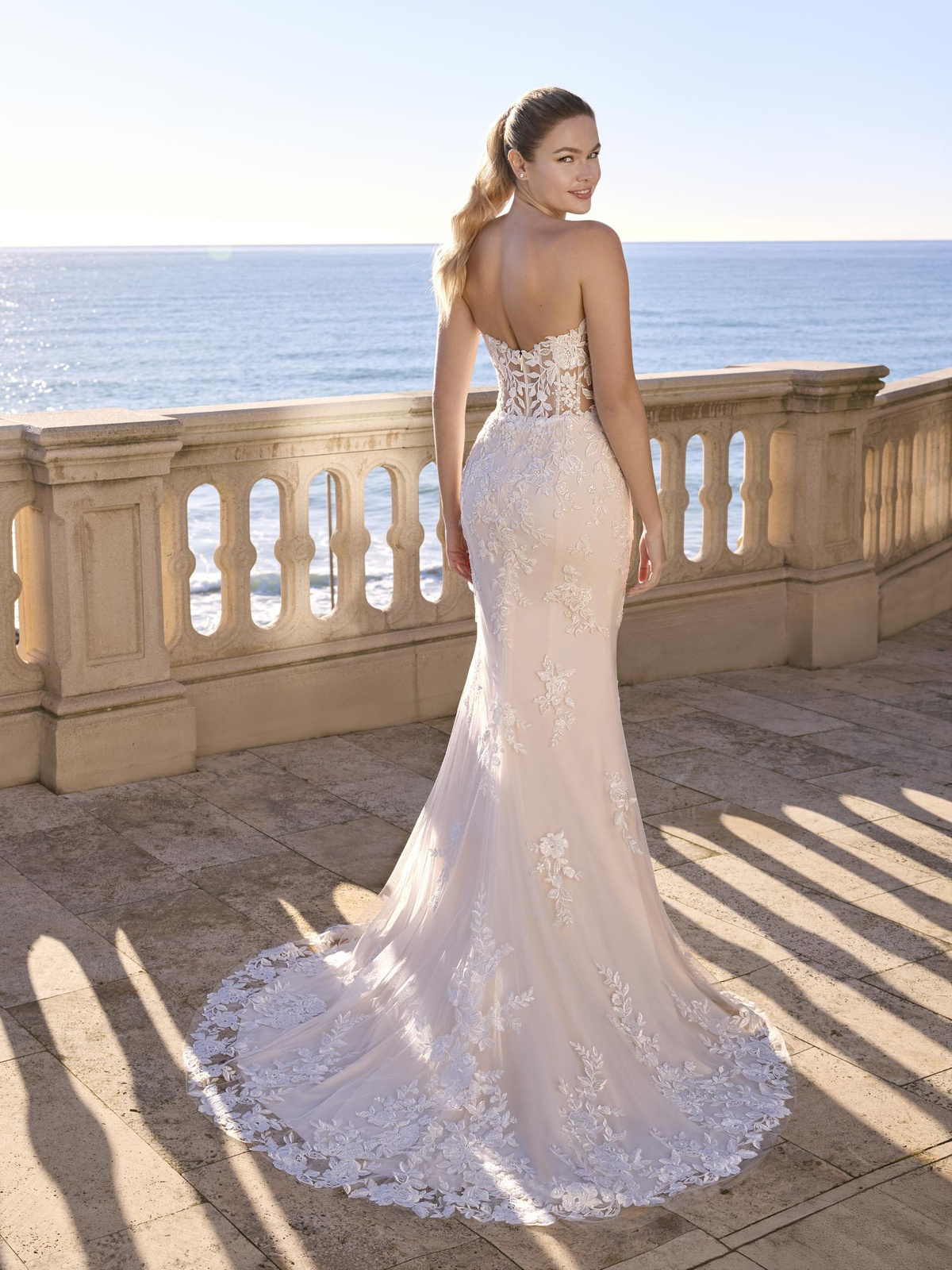 Zeemeermin trouwjurk Fjura van Ladybird. Achteraanzicht van het strapless, see-through korset met een lange kanten sleep.