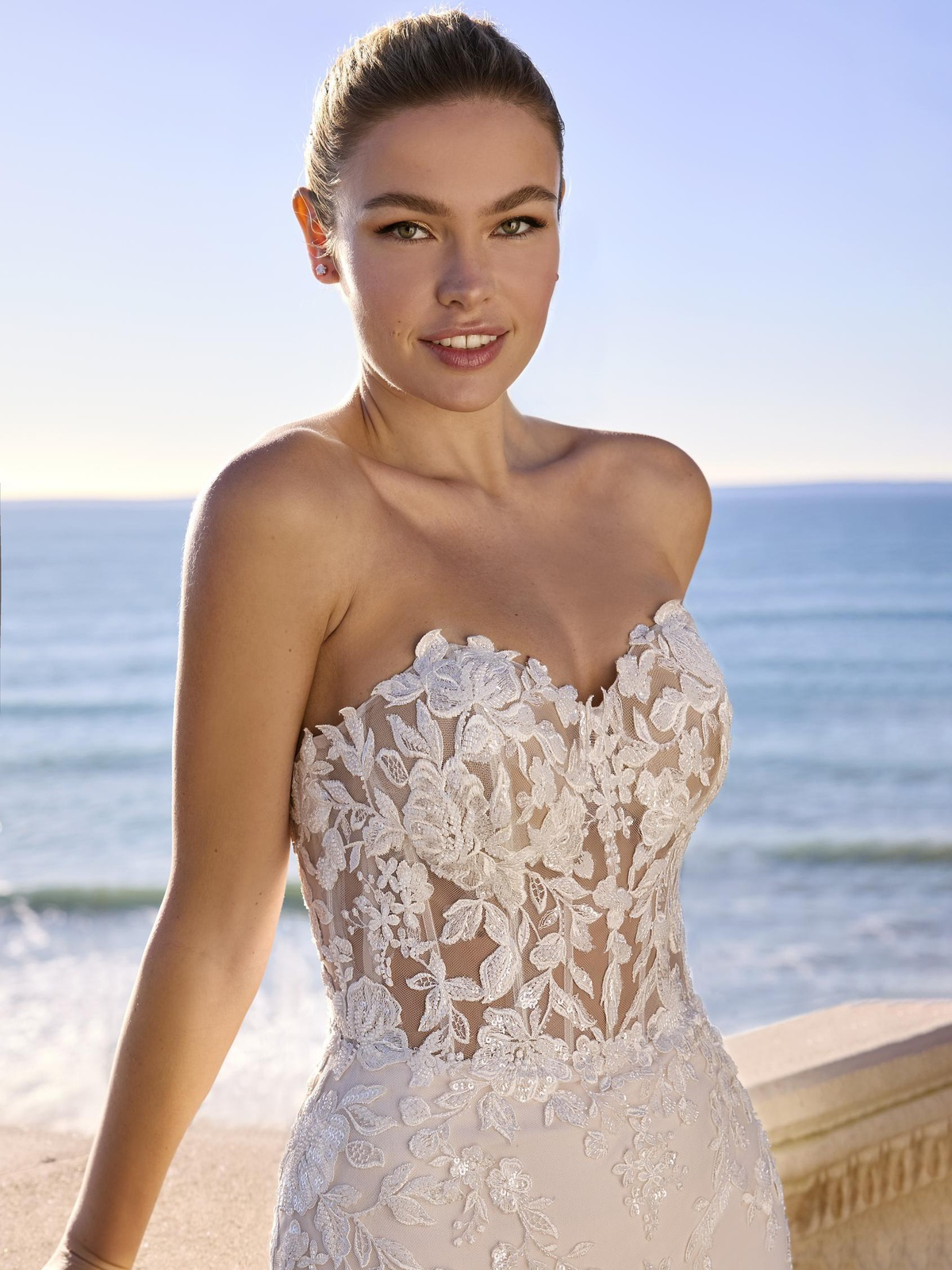 Strapless trouwjurk Fjura van Ladybird met een see-through kanten korsetlijfje, close-up van de sweetheart halslijn.