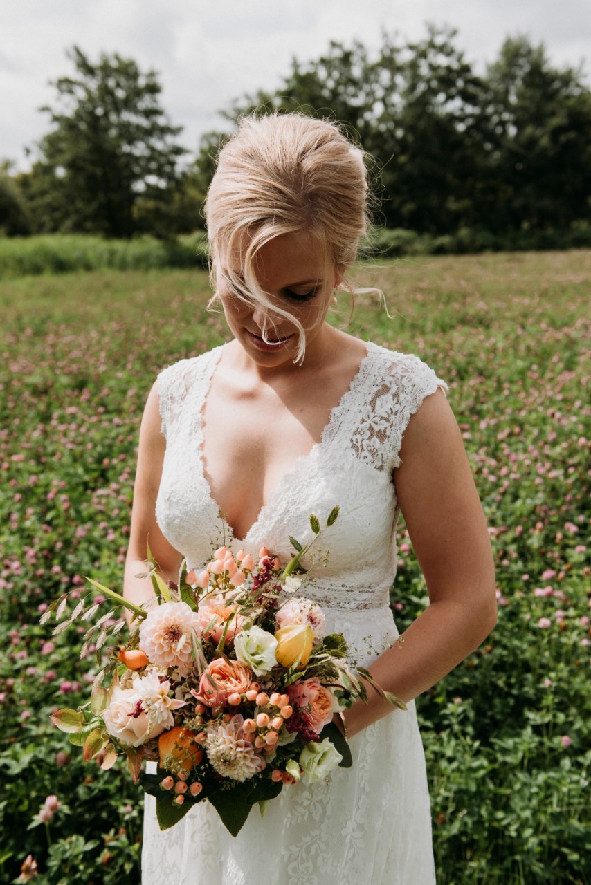 mirre in trouwjurk met bloemen