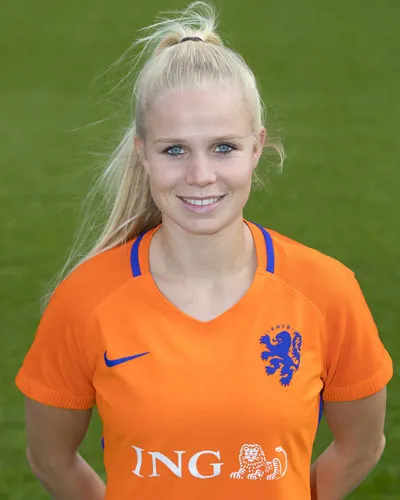 Ex-profvoetbalster Kika van Es vindt trouwjurk bij Bruidshuis Diana