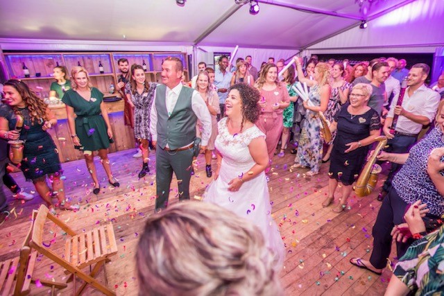 simone in trouwjurk tijden feestje