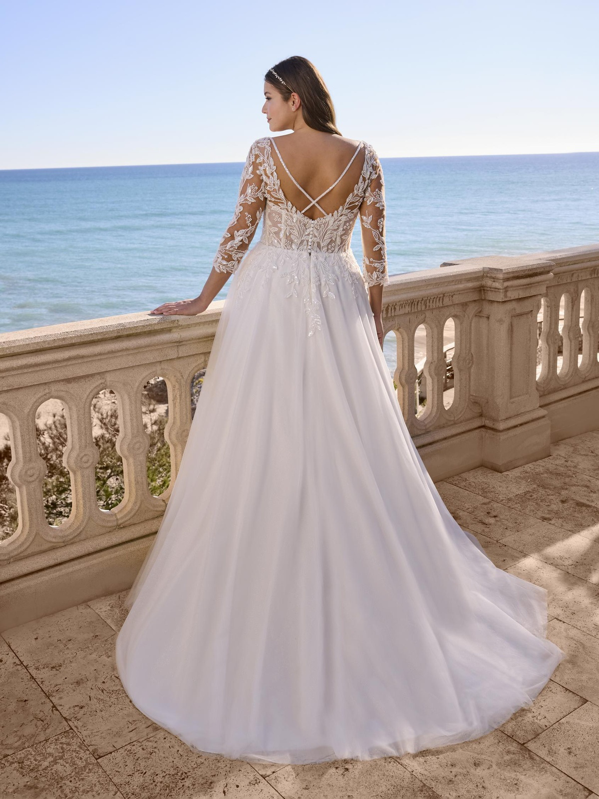 A-lijn trouwjurk Syringa van Ladybird met lage rug en kanten mouwen. Achteraanzicht van de romantische bruidsjurk met tule.