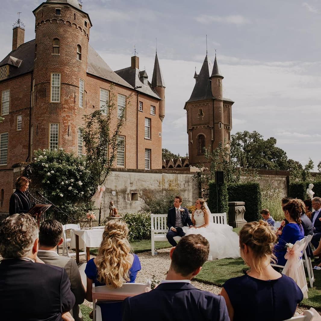 jeantien in trouwjurk bij kasteel
