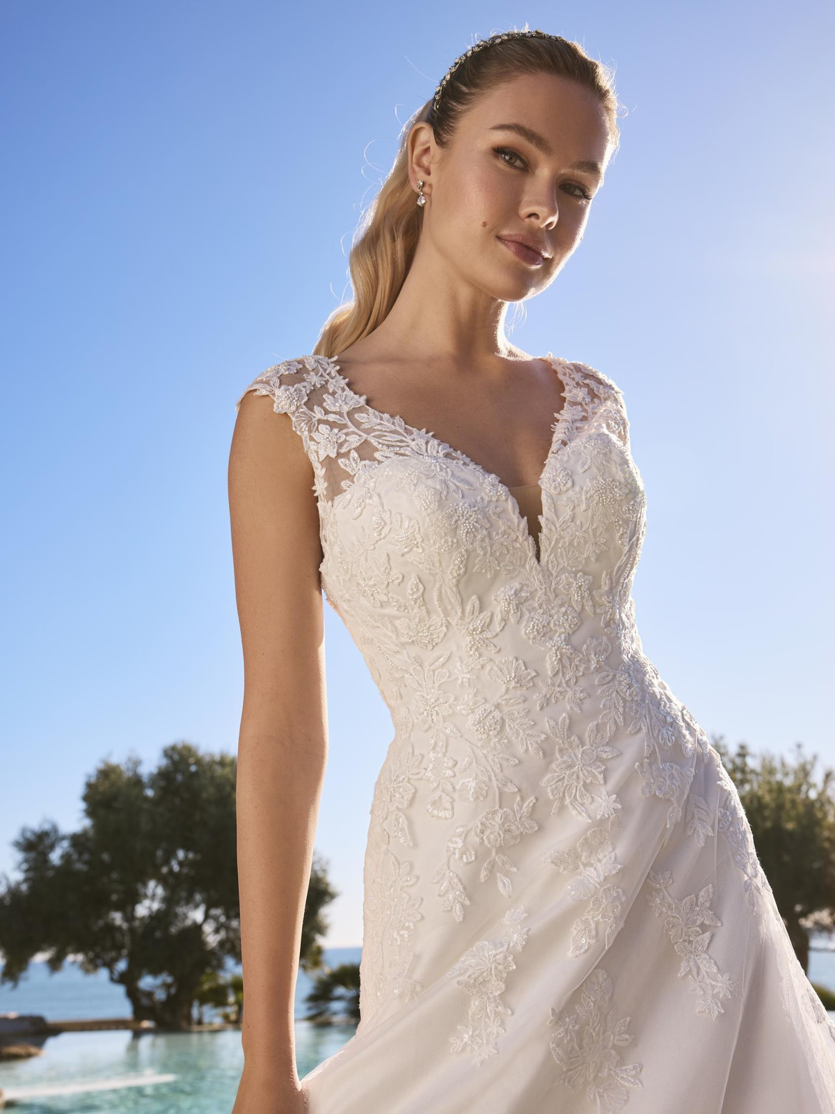 Trouwjurk met kant Blomster van Ladybird, close-up van het lijfje met V-hals en kanten kapmouwtjes.