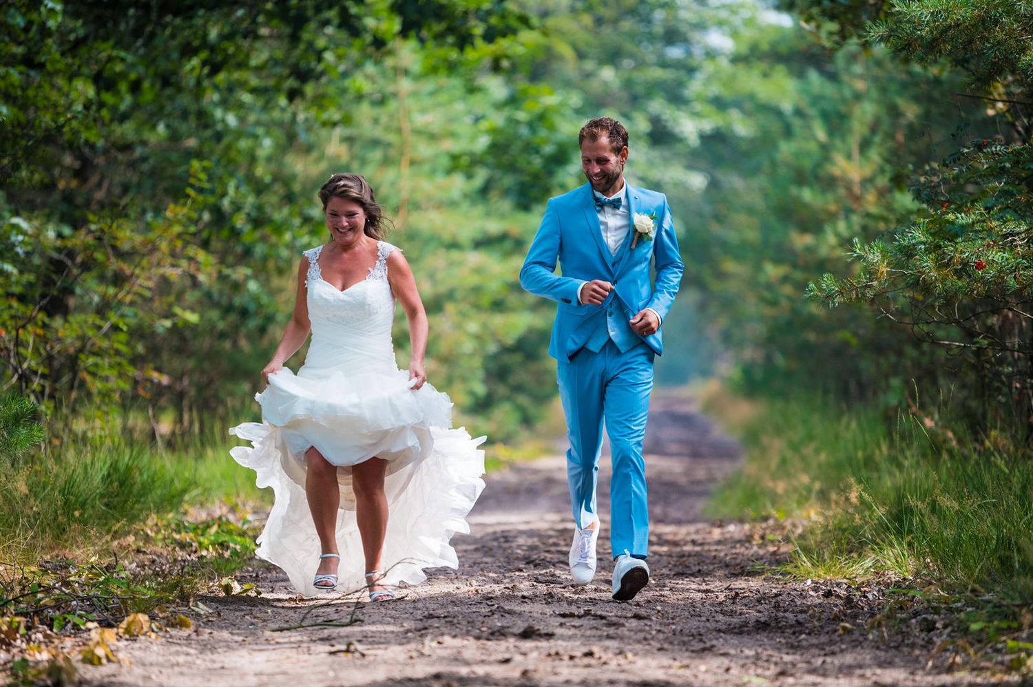 karin wandeld in haar trouwjurk