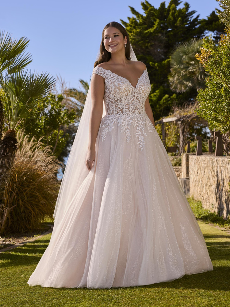 A-lijn trouwjurk Lelies van Ladybird met off-shoulder kapmouwtjes en glittertule rok. Zijaanzicht van de romantische jurk.