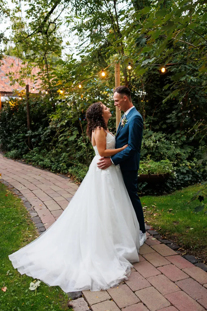 real bride simone van tilburg a-lijn bruidsjurk met tule rok samen met bruidegom