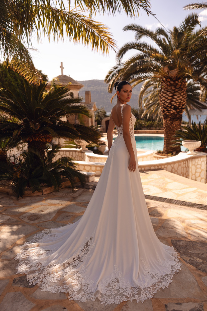Lage rug A-lijn bruidsjurk 8258 Cosmobella. Achteraanzicht van het kanten lijfje en flowy rok met kanten sleep.