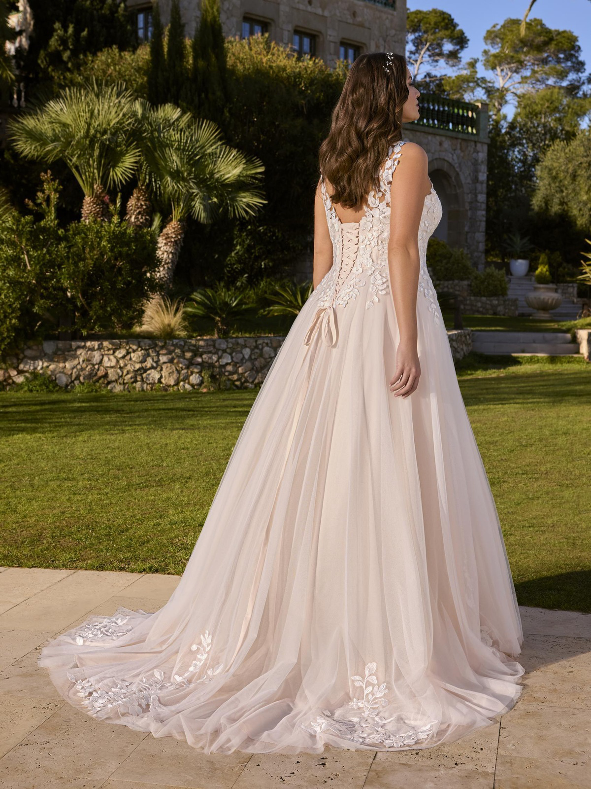 A-lijn trouwjurk Liriope van Ladybird met open rug en korsetsluiting, achteraanzicht van de tule rok met kanten details.